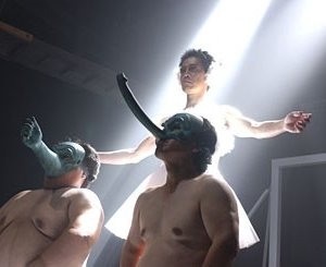 Una suggestiva scena del film Flower and Snake