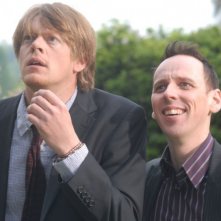 Due protagonisti di Funeral Party in una scena del film