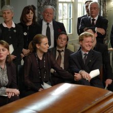 Il parentado riunito attorno alla bara in una scena del film Funeral Party