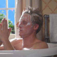 Uno dei protagonisti di Funeral Party in una sequenza del film