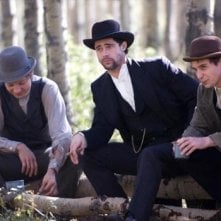 Brad Pitt con Jeremy Renner e Sam Rockwell in una scena de L'assassinio di Jesse James