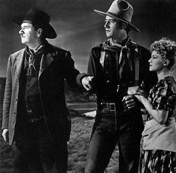 George Bancroft, John Wayne e Claire Trevor in una scena di OMBRE ROSSE