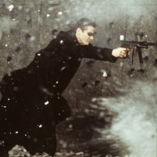 Keanu Reeves in una scena d'azione di MATRIX