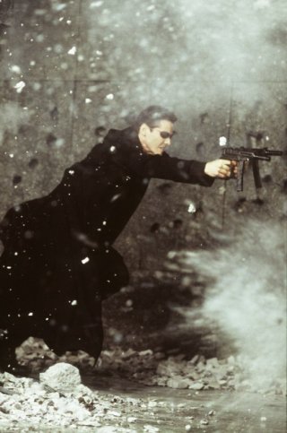 Keanu Reeves in una scena d'azione di MATRIX