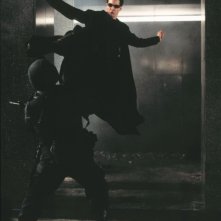 Keanu Reeves in una scena action di MATRIX