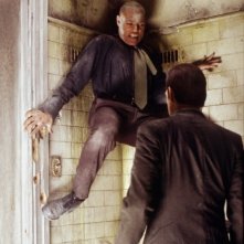 Laurence Fishburne e Hugo Weaving in una scena di MATRIX