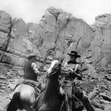 Jeffrey Hunter e John Wayne in una scena di SENTIERI SELVAGGI