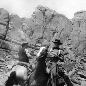 Jeffrey Hunter e John Wayne in una scena di SENTIERI SELVAGGI