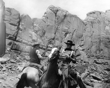 Jeffrey Hunter e John Wayne in una scena di SENTIERI SELVAGGI