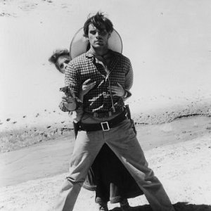 Jeffrey Hunter e Natalie Wood in una scena di SENTIERI SELVAGGI