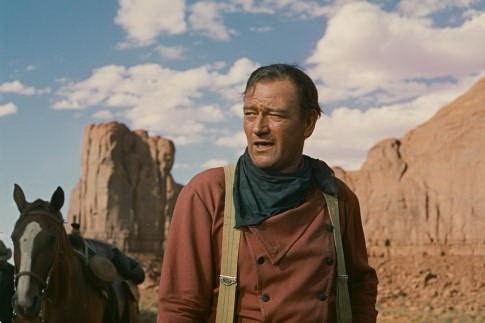 John Wayne in una scena di SENTIERI SELVAGGI