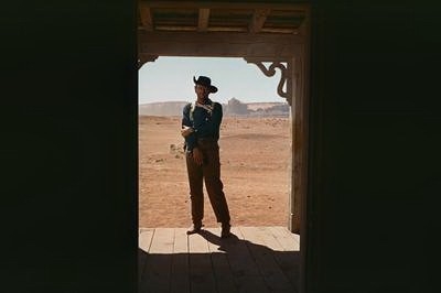 John Wayne in una scena di SENTIERI SELVAGGI