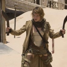 Armi in pugno per Milla Jovovich in una scena di RESIDENT EVIL: EXTINCTION