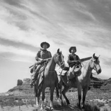 Una foto di John Wayne e Jeffrey Hunter sul set di SENTIERI SELVAGGI