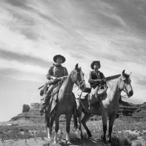 Una foto di John Wayne e Jeffrey Hunter sul set di SENTIERI SELVAGGI