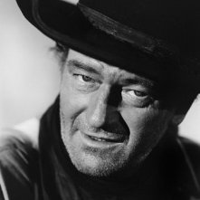 Una foto di John Wayne sul set di SENTIERI SELVAGGI
