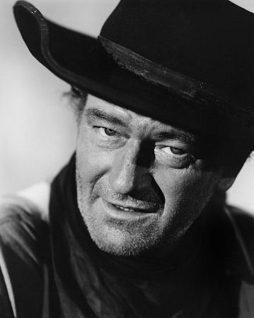 Una foto di John Wayne sul set di SENTIERI SELVAGGI