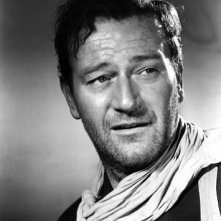 Una foto di John Wayne sul set di SENTIERI SELVAGGI