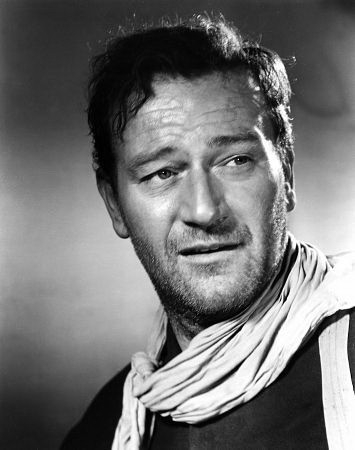 Una foto di John Wayne sul set di SENTIERI SELVAGGI