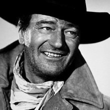 Una foto di John Wayne sul set di SENTIERI SELVAGGI