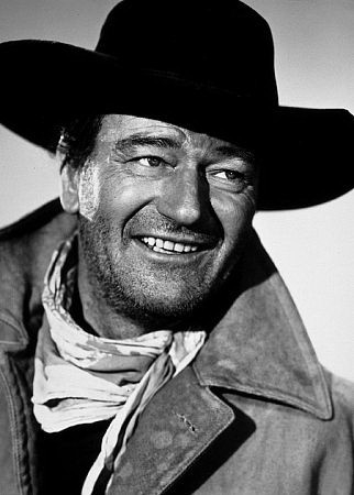 Una foto di John Wayne sul set di SENTIERI SELVAGGI