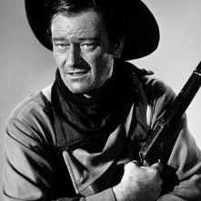 Una foto di John Wayne sul set di SENTIERI SELVAGGI
