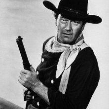 Una foto di John Wayne sul set di SENTIERI SELVAGGI