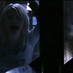 Anita Briem in una scena di THE NUN