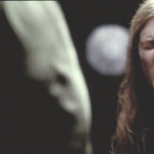 Anna Paquin in una scena di DARKNESS