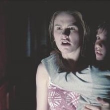Anna Paquin in una scena di DARKNESS