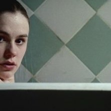 Anna Paquin in una scena di DARKNESS