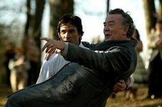Billy Crudup e Albert Finney in una scena di BIG FISH