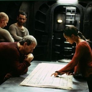 David Roberts, Jada Pinkett Smith e Anthony Wong in una scena di MATRIX REVOLUTIONS