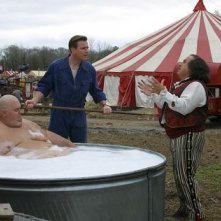 Ewan McGregor e Danny DeVito in una scena di BIG FISH