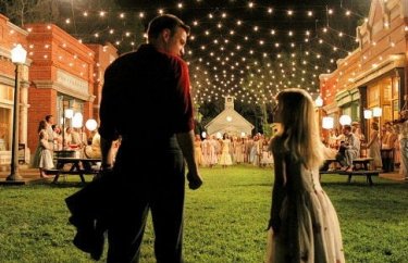 Ewan McGregor e Hailey Anne Nelson in una scena del film Big Fish