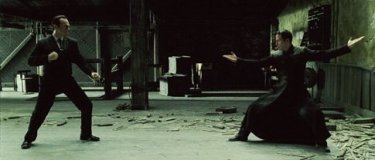 Hugo Weaving e Keanu Reeves in una sequenza di MATRIX REVOLUTIONS