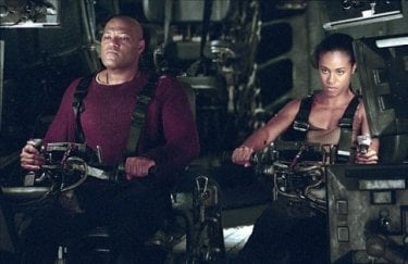 Laurence Fishburne e Jada Pinkett Smith in una scena di MATRIX REVOLUTIONS