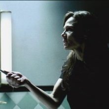 Lena Olin in una scena di DARKNESS