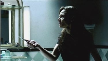 Lena Olin in una scena di DARKNESS