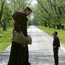 Matthew McGrory e Ewan McGregor in una scena di Big Fish di Tim Burton