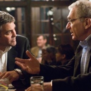 Sydney Pollack e George Clooney in una scena di Michael Clayton