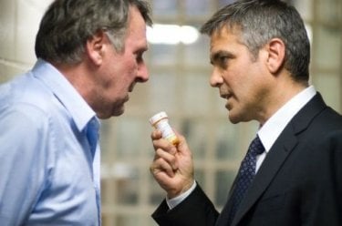 Tom Wilkinson e George Clooney in una scena di Michael Clayton