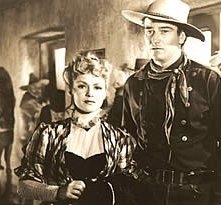 Claire Trevor e John Wayne in una scena di OMBRE ROSSE