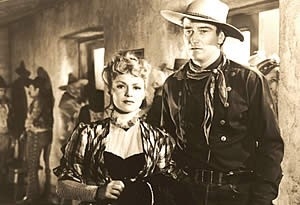 Claire Trevor e John Wayne in una scena di OMBRE ROSSE