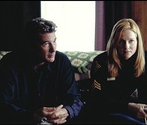 Richard Gere e Laura Linney in una scena di THE MOTHMAN PROPHECIES - VOCI DALL'OMBRA