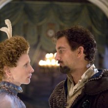 Cate Blanchett e Clive Owen in una scena del film The Golden Age