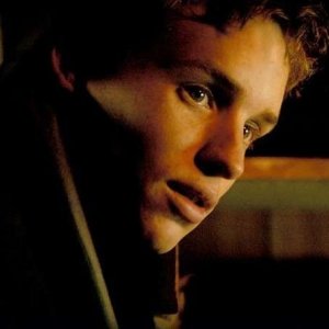 Eddie Redmayne in una scena del film Symbiosis - Uniti per la morte