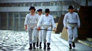 James Marcus, Michael Tarn, Malcolm McDowell e Warren Clarke e in una scena di ARANCIA MECCANICA