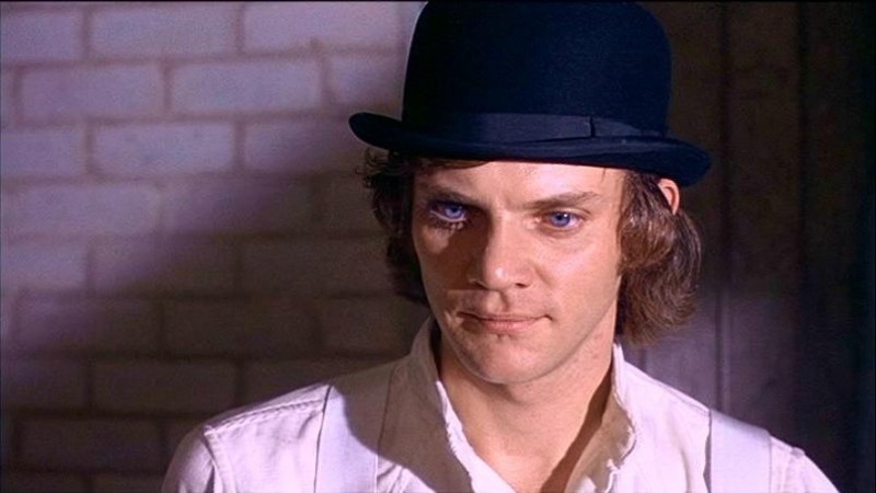 Malcolm McDowell in una scena di ARANCIA MECCANICA