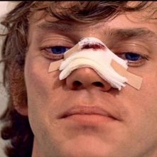 Malcolm McDowell in una sequenza di ARANCIA MECCANICA